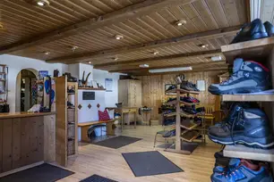 Verkaufsraum des Schuhgeschäfts Griesmann mit Wanderschuhen im Regal