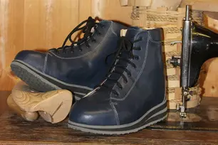 Dunkelblaue orthopädische Maßstiefel mit Holzleisten